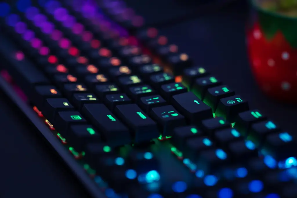 Gaming Tastatur mit RGB-Beleuchtung