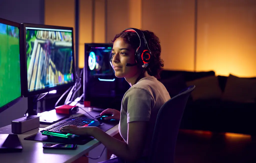 Frau mit Gaming Headset am PC