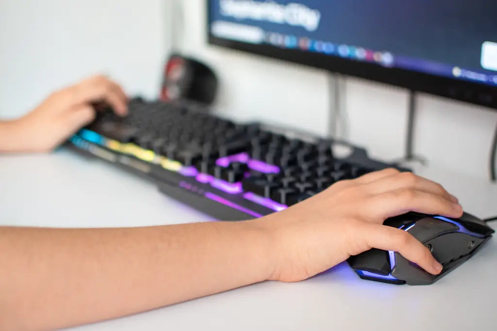 Mädchen spielt an einem Gaming PC